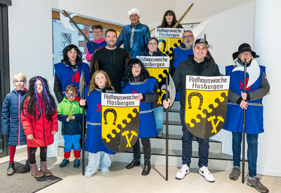 Teilnehmer Rathaussturm auf dem Vorplatz Teilnehmer Rathaussturm auf dem Vorplatz