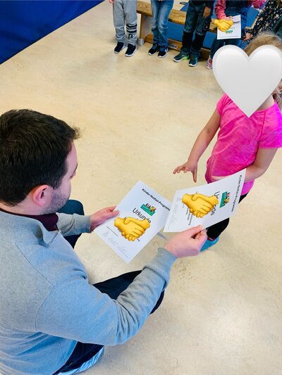 Kindernotfallprogramm Kita Kunterbunt_Übergabe Urkunden - © Gemeinde Hasbergen Kindernotfallprogramm Kita Kunterbunt_Übergabe Urkunden