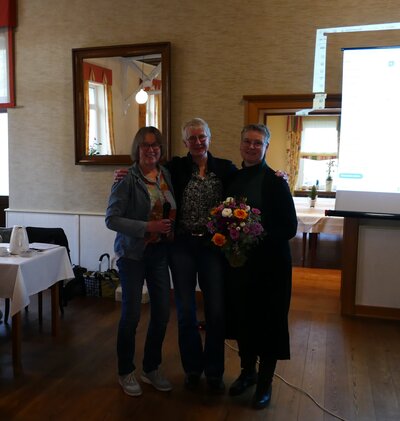 Gabi Völler,Ruth Schulte to Bühne,Annemarie Große Börding Übergabe Blumenstrauß 01