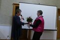 Gabi Völler überreicht Blumenstrauß an Annemarie GB 2023