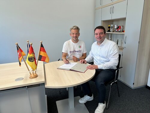 Christoph Sierp und Bürgermeister Adrian Schäfer bei der Vertragsunterzeichnung im Hasberger Rathaus