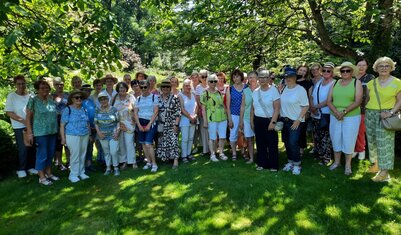Gruppenfoto im Garten Bruns in Goldenstedt - © LandFrauenverein Hasbergen/Hagen a. T. W. Gruppenfoto im Garten Bruns in Goldenstedt