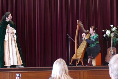 Marie Pieck spielend an der Harfe und Tanja Schreiber