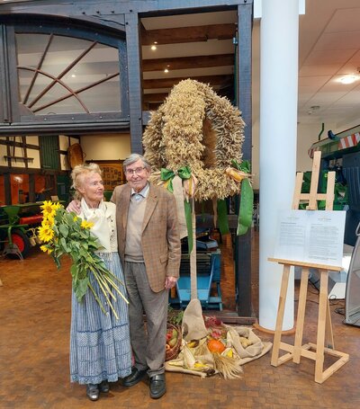 Familie Dreyer mit Erntekrone - © Landfrauenverein Hasbergen/Hagen a. T. W. Familie Dreyer mit Erntekrone
